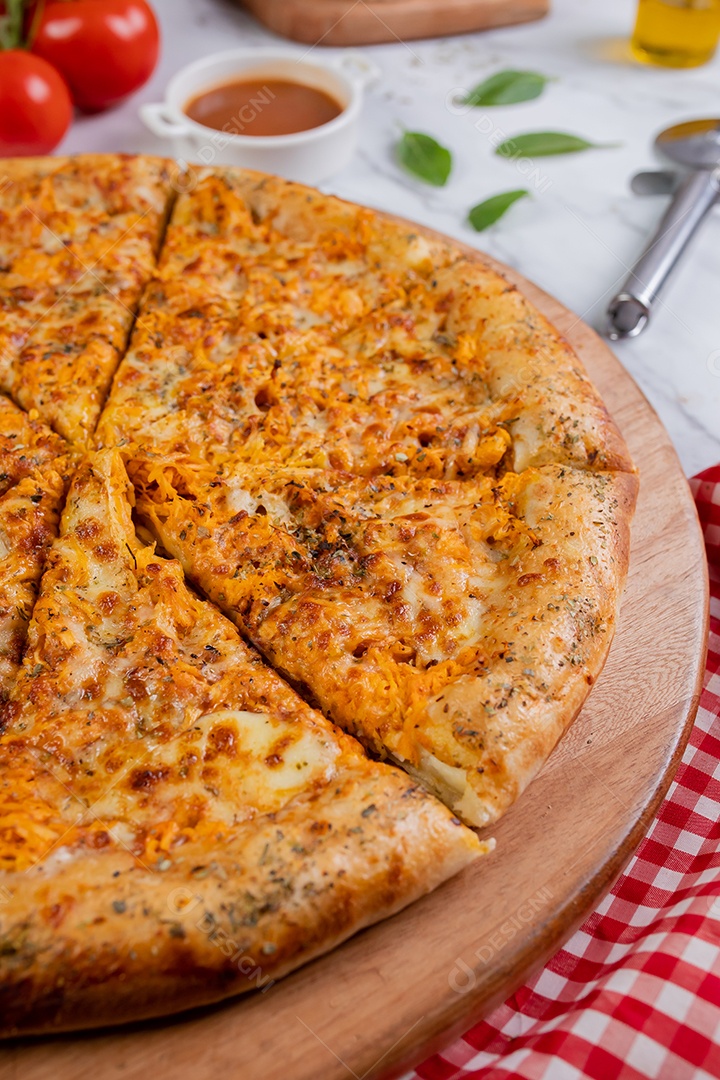 Deliciosa pizza sobre tábua de madeira