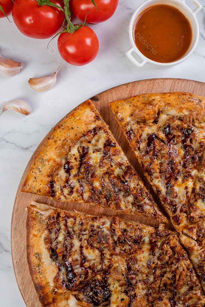 Deliciosa pizza sobre tábua de madeira