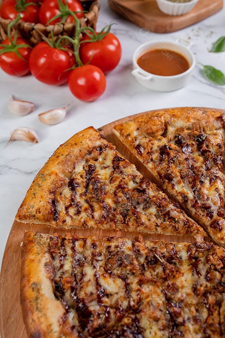 Deliciosa pizza sobre tábua de madeira