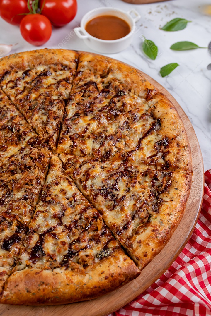 Deliciosa pizza sobre tábua de madeira