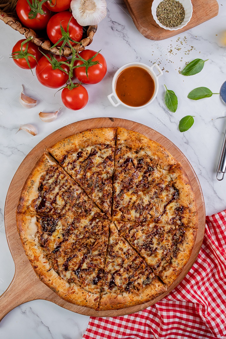 Deliciosa pizza sobre tábua de madeira