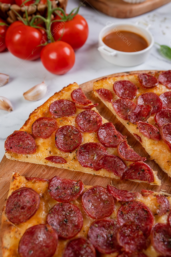 Deliciosa pizza sobre tábua de madeira