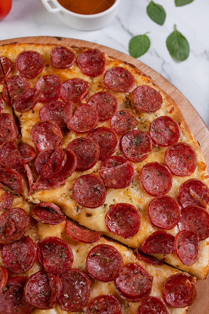 Deliciosa pizza sobre tábua de madeira