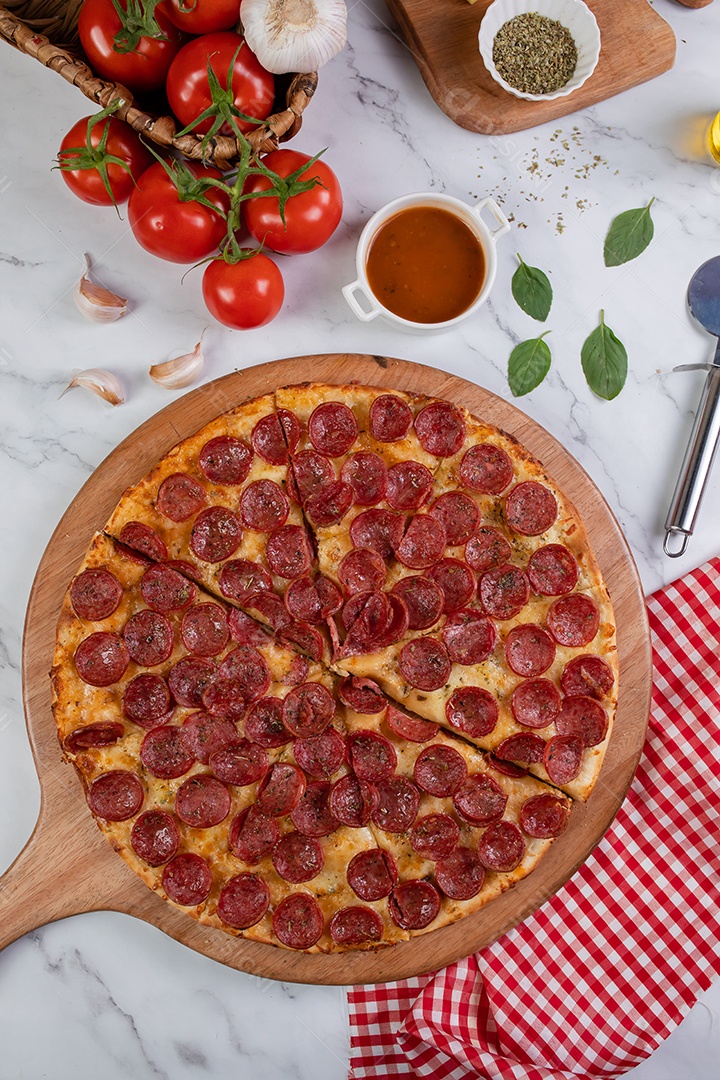 Deliciosa pizza sobre tábua de madeira