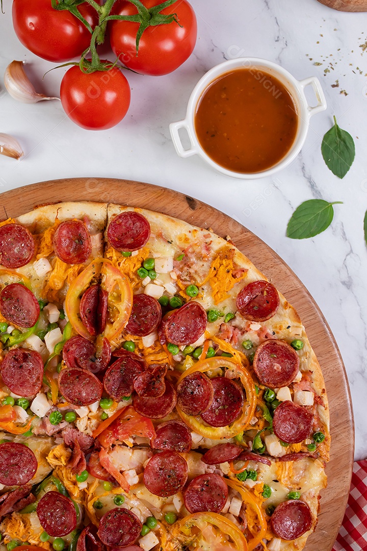 Deliciosa pizza sobre tábua de madeira