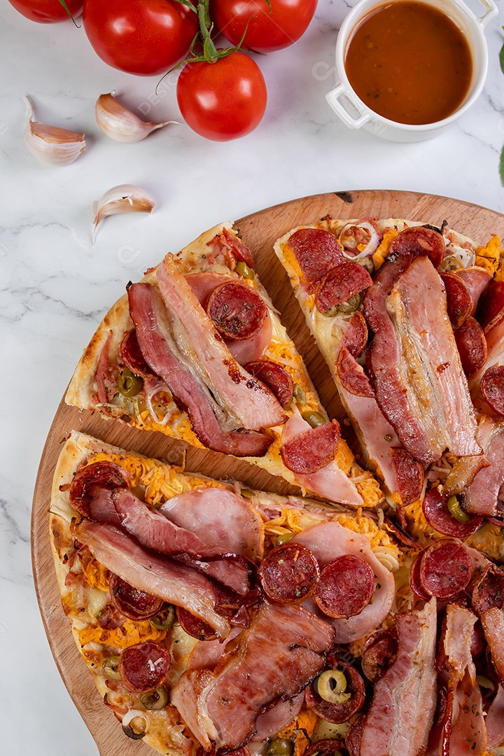 Deliciosa pizza sobre tábua de madeira