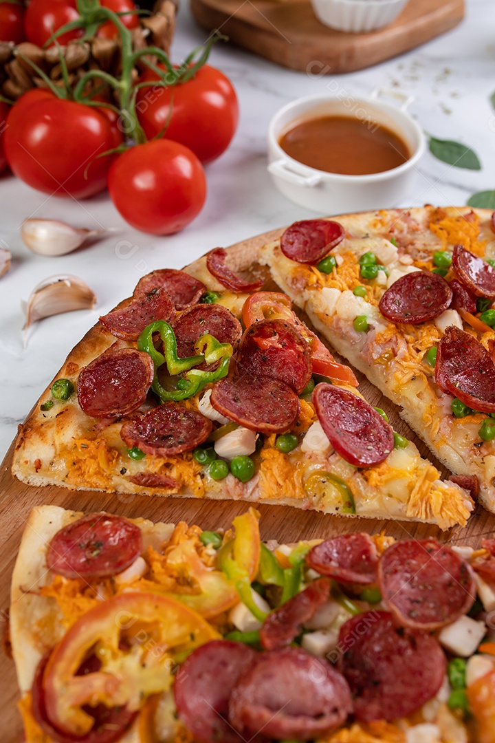 Deliciosa pizza sobre tábua de madeira
