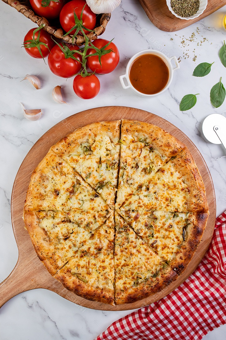 Deliciosa pizza sobre tábua de madeira