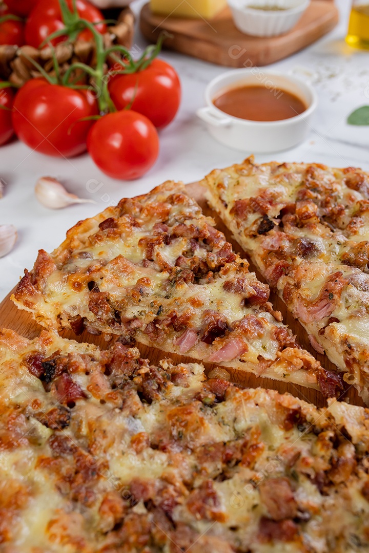 Deliciosa pizza sobre tábua de madeira