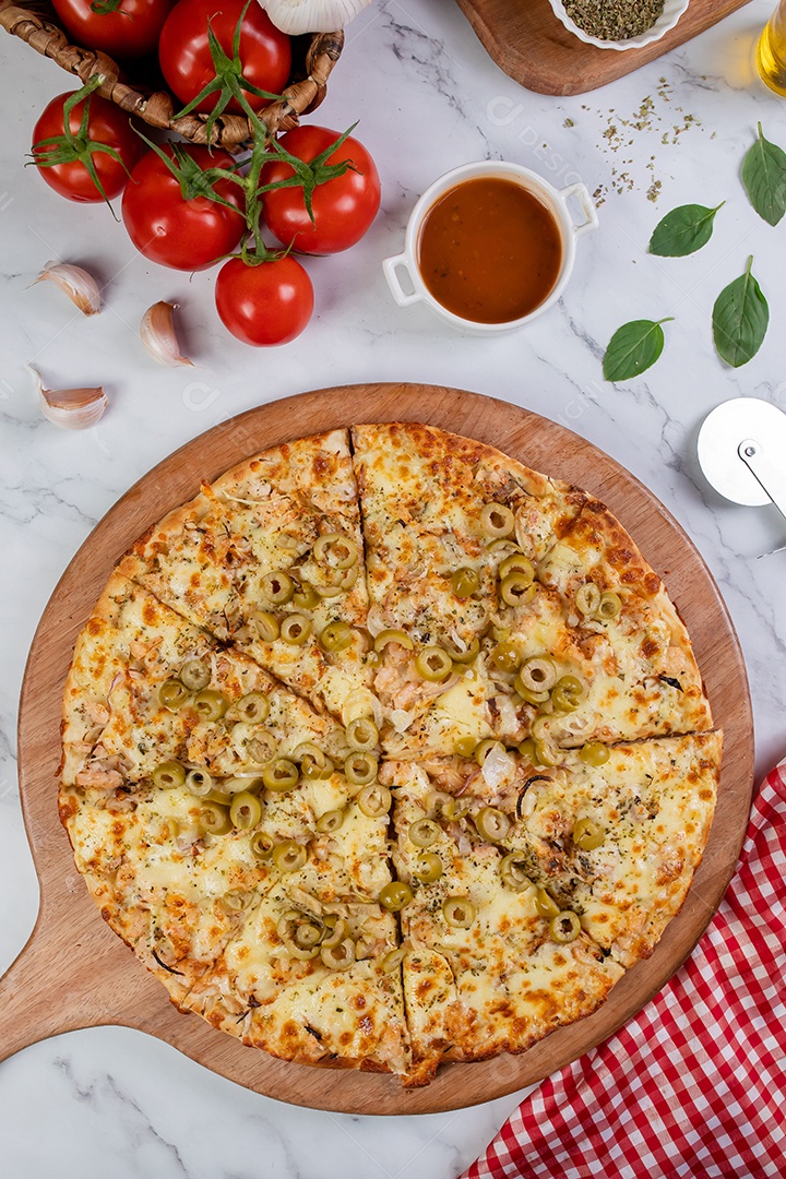 Deliciosa pizza sobre tábua de madeira