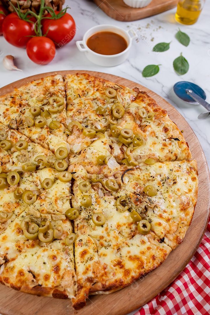 Deliciosa pizza sobre tábua de madeira