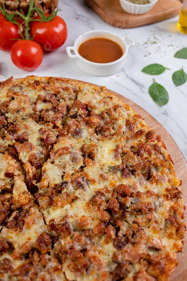 Deliciosa pizza sobre tábua de madeira