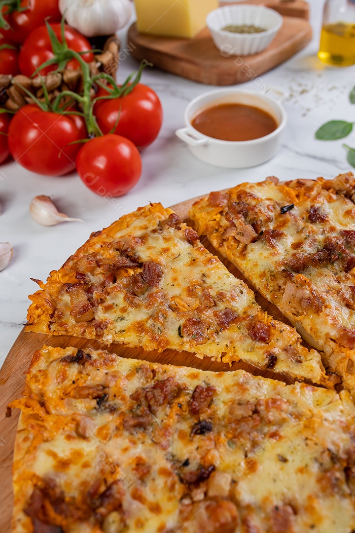 Deliciosa pizza sobre tábua de madeira
