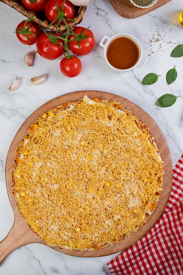 Deliciosa pizza sobre tábua de madeira