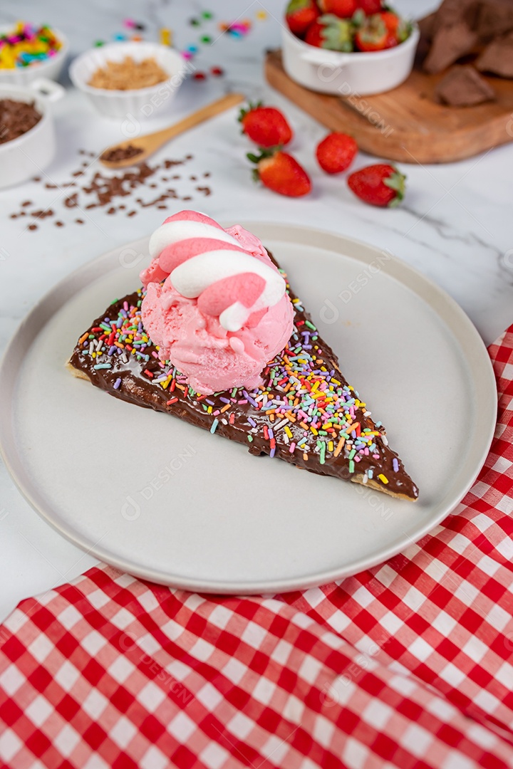 Deliciosa pizza sobre tábua de madeira