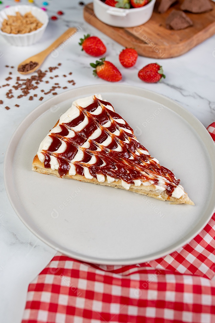 Deliciosa pizza sobre tábua de madeira