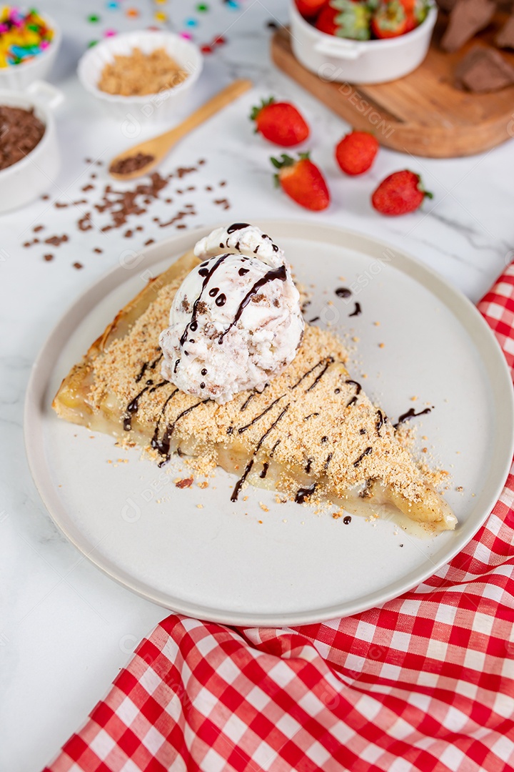 Deliciosa pizza sobre tábua de madeira