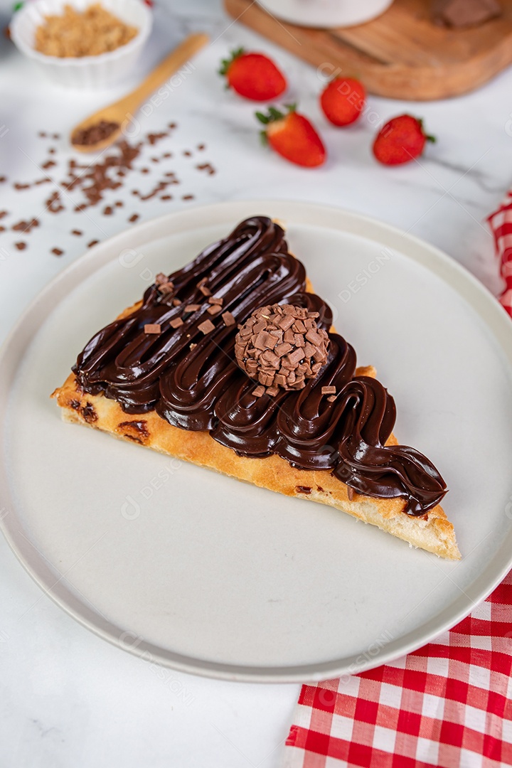 Deliciosa pizza sobre tábua de madeira