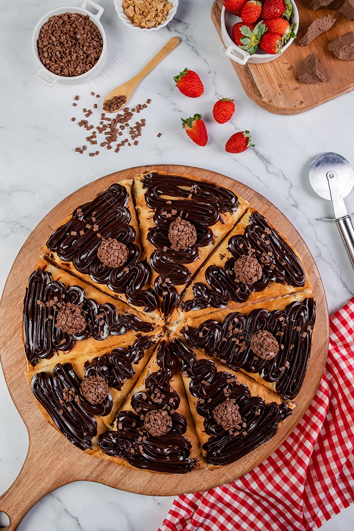 Deliciosa pizza sobre tábua de madeira