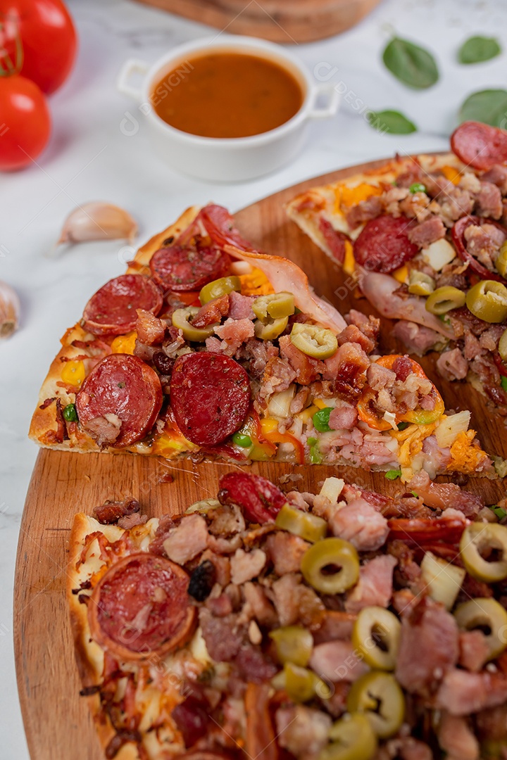 Deliciosa pizza sobre tábua de madeira