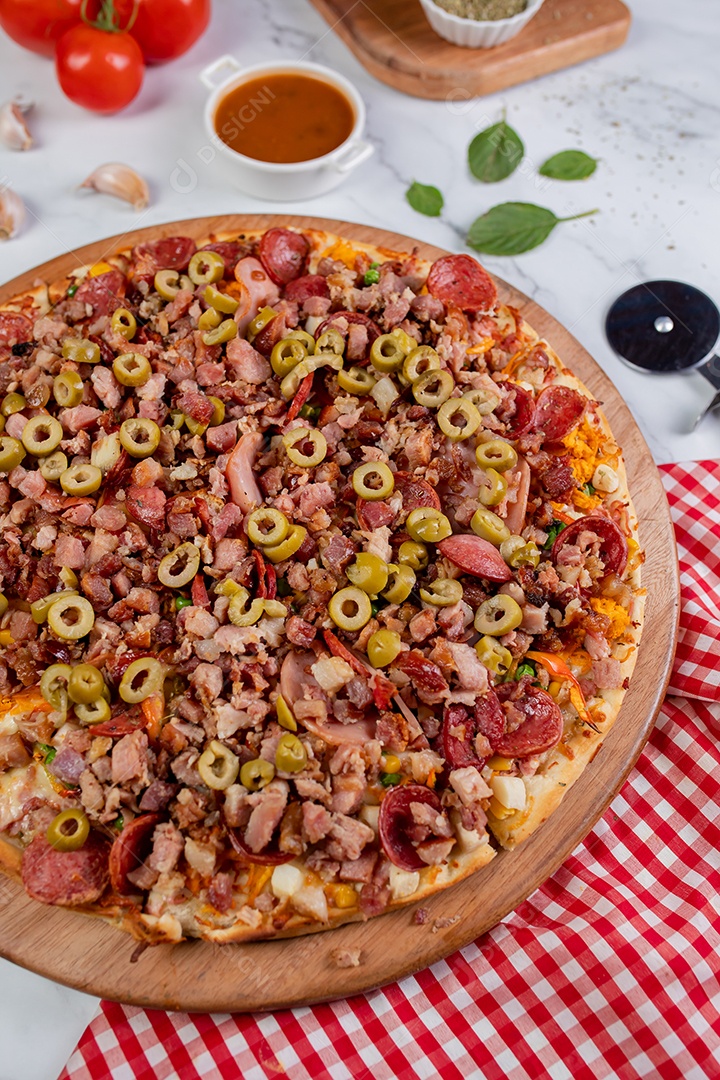 Deliciosa pizza sobre tábua de madeira