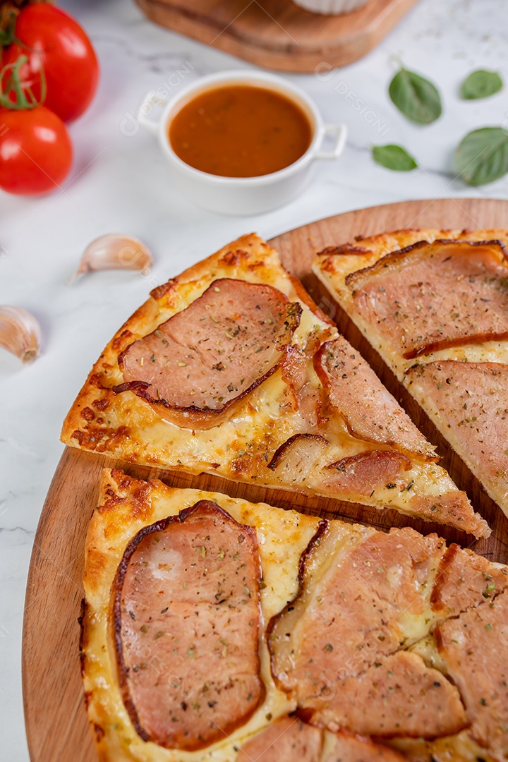 Deliciosa pizza sobre tábua de madeira