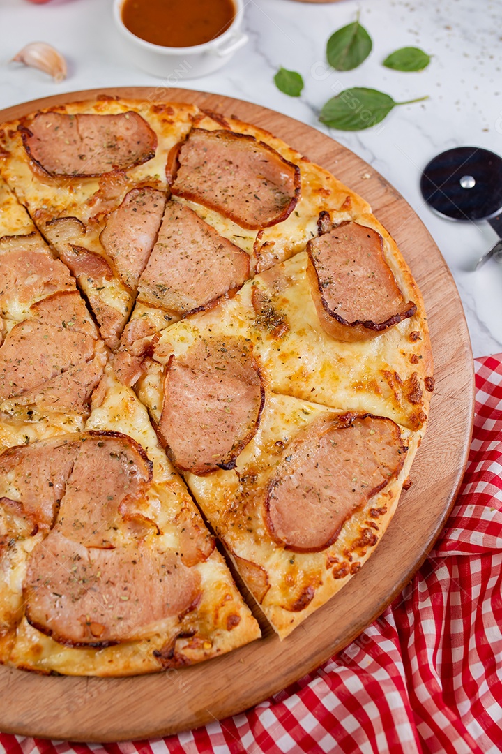 Deliciosa pizza sobre tábua de madeira