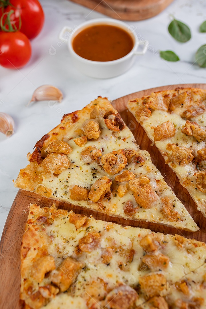 Deliciosa pizza sobre tábua de madeira