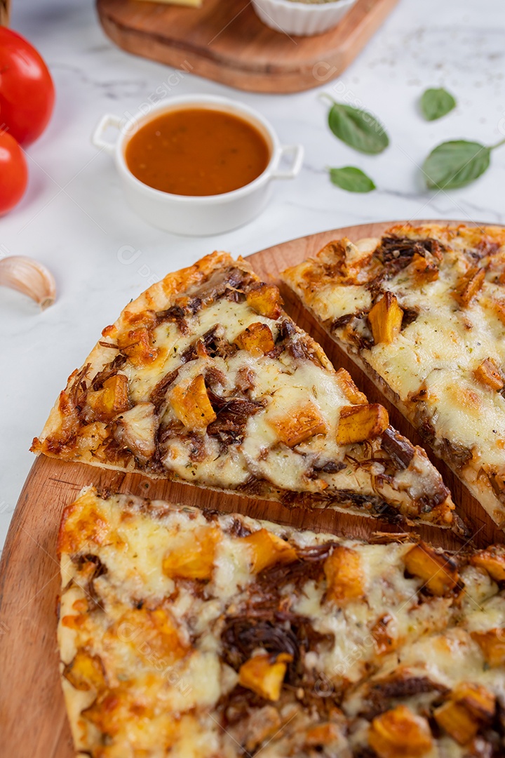 Deliciosa pizza sobre tábua de madeira