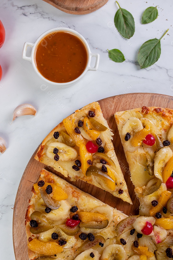 Deliciosa pizza sobre tábua de madeira