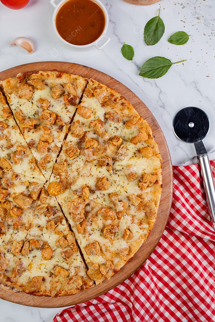 Deliciosa pizza sobre tábua de madeira