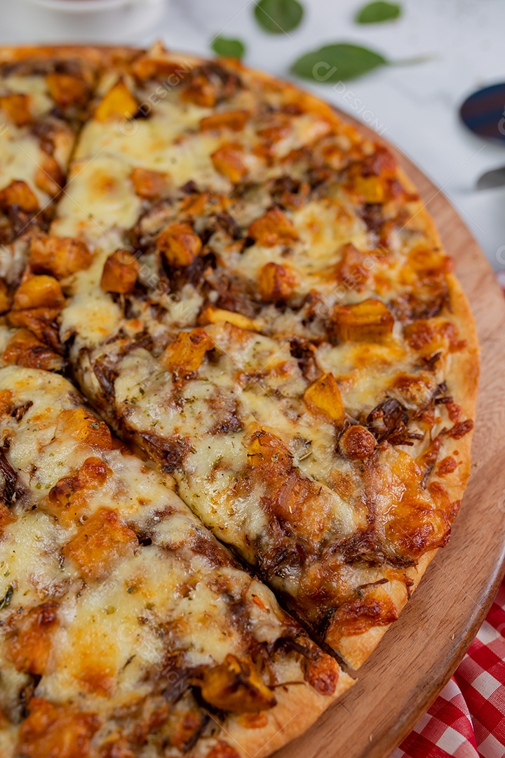 Deliciosa pizza sobre tábua de madeira