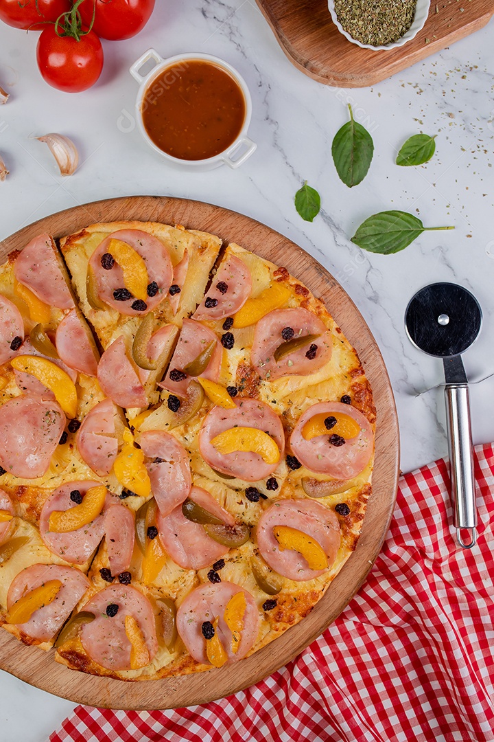 Deliciosa pizza sobre tábua de madeira