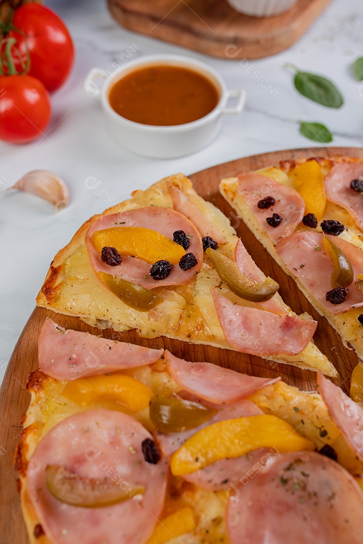 Deliciosa pizza sobre tábua de madeira