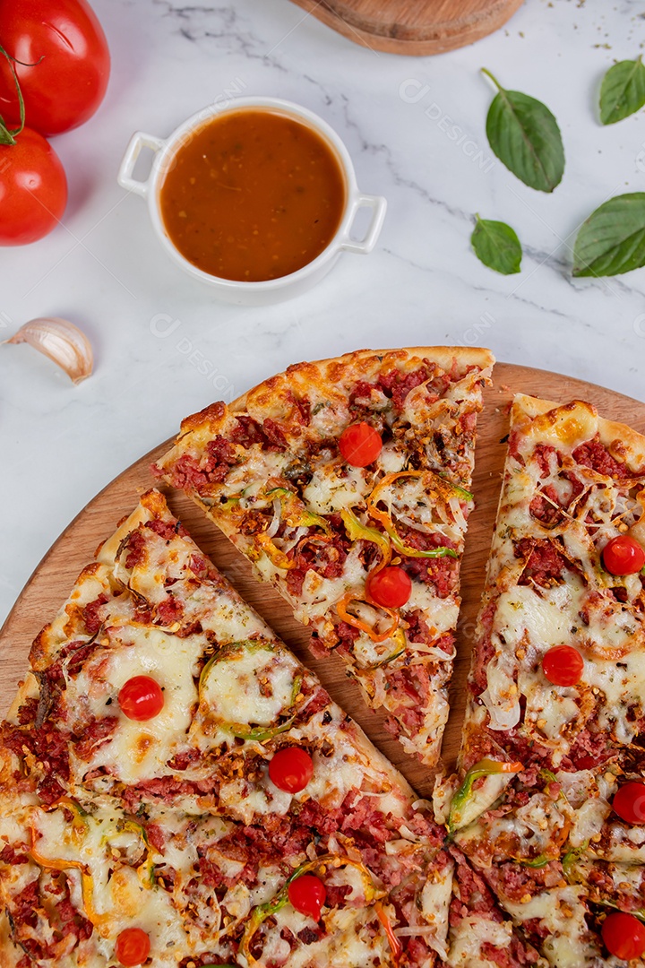 Deliciosa pizza sobre tábua de madeira