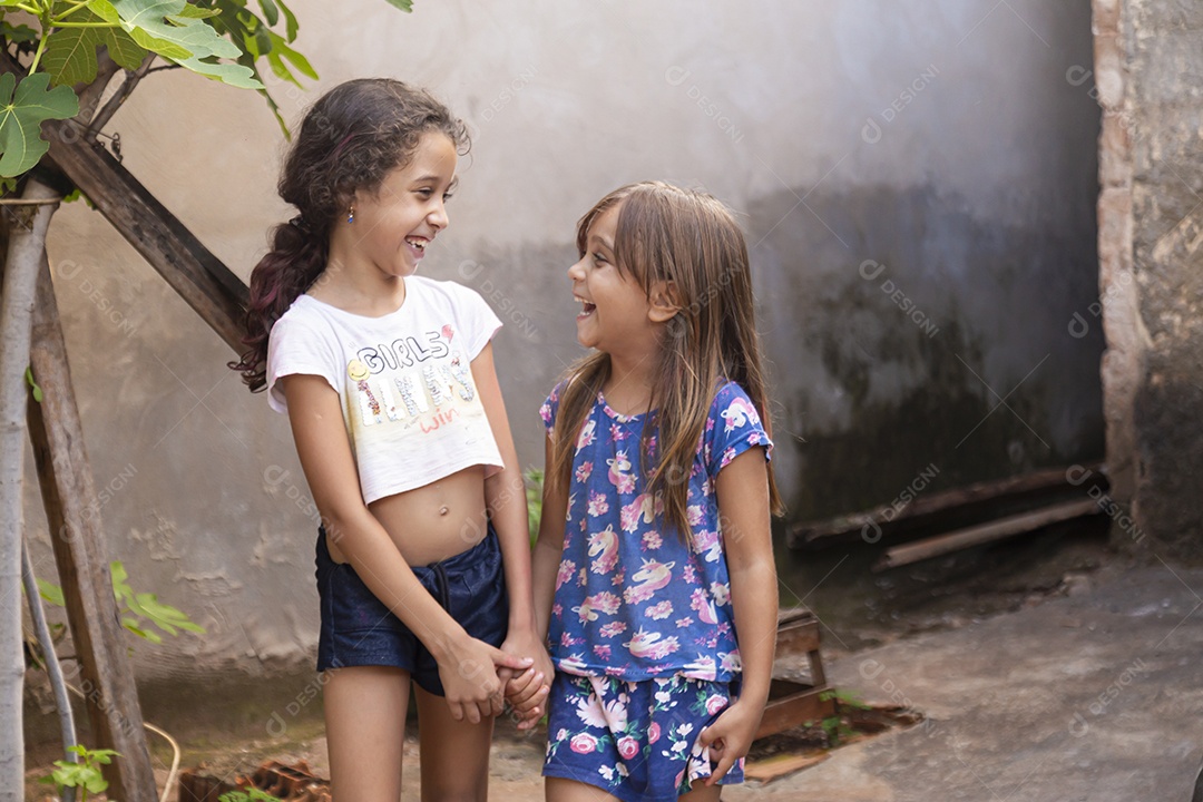 Lindas garotas jovens sorridentes