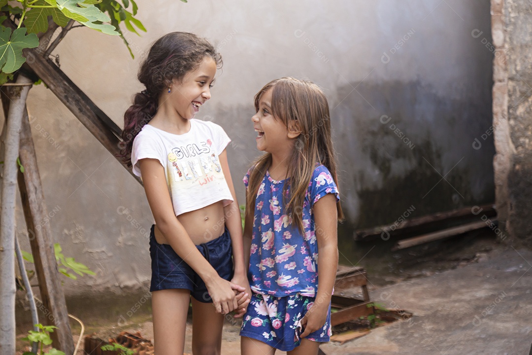 Lindas garotas jovens sorridentes