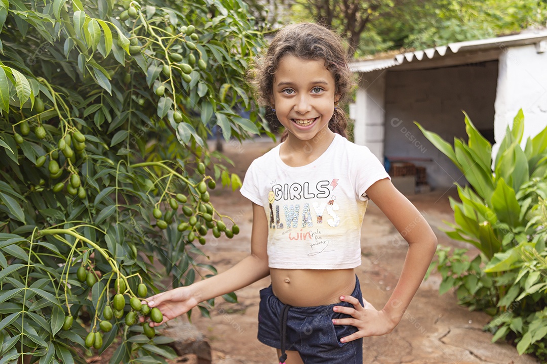 Linda garota jovem sorridente