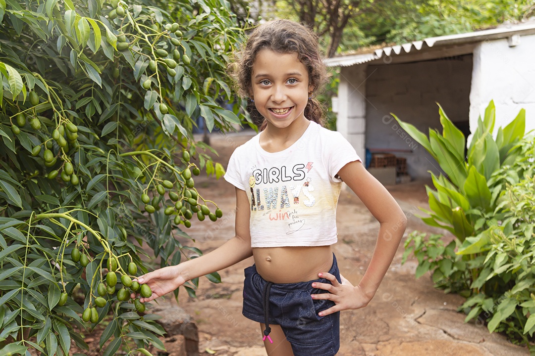 Linda garota jovem sorridente