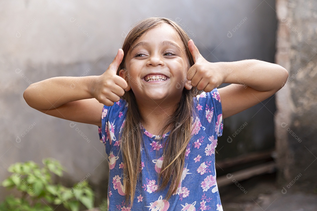 Linda garota jovem sorridente