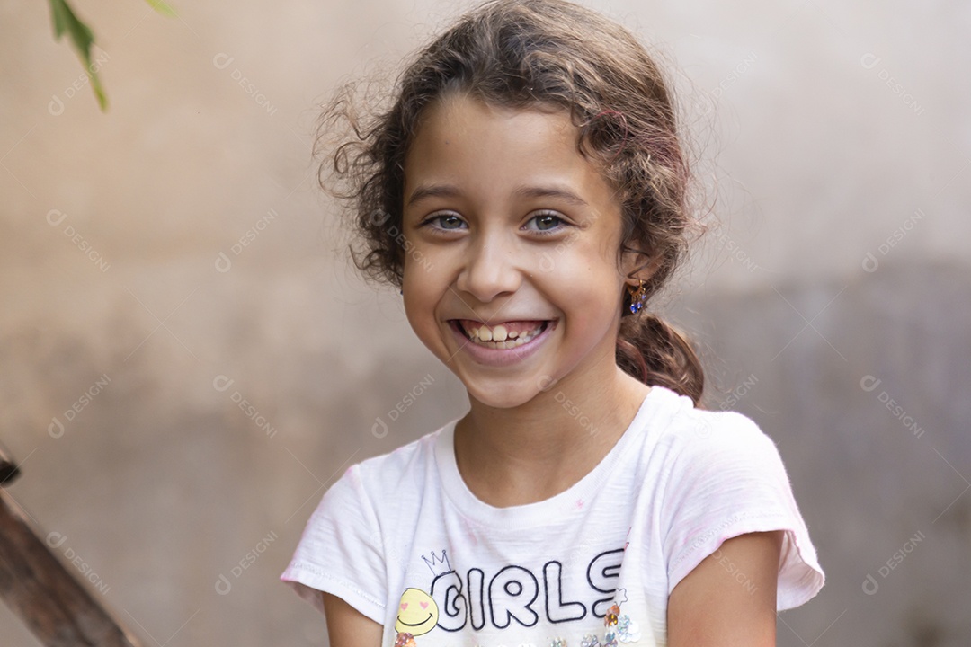 Linda garota jovem sorridente