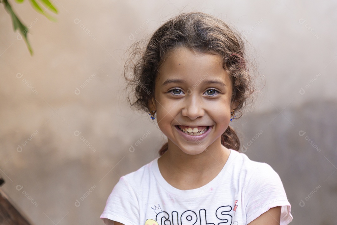 Linda garota jovem sorridente