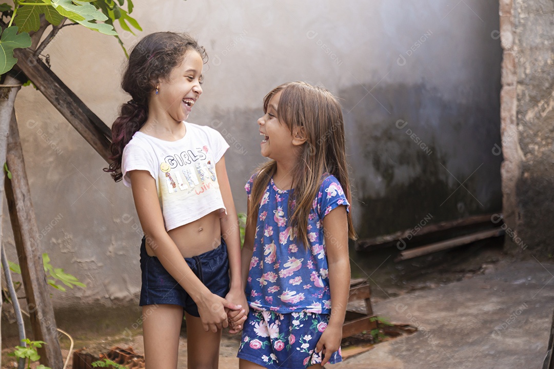 Lindas garotas jovens sorridentes