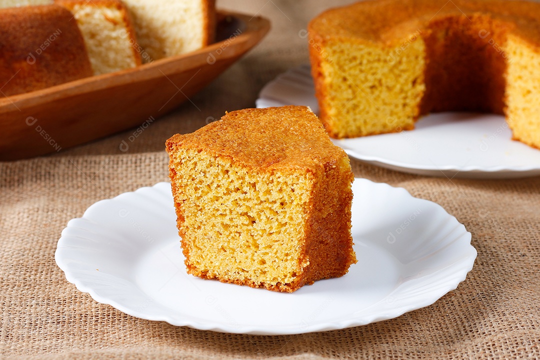 Fatia de bolo de milho delicioso