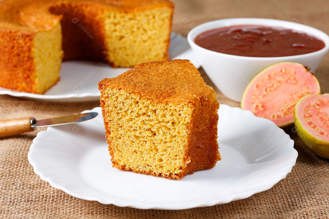 Uma fatia de bolo de milho delicioso