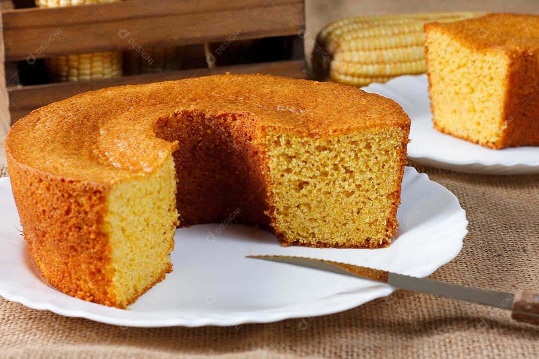 Bolo de milho caseiro sobre uma mesa