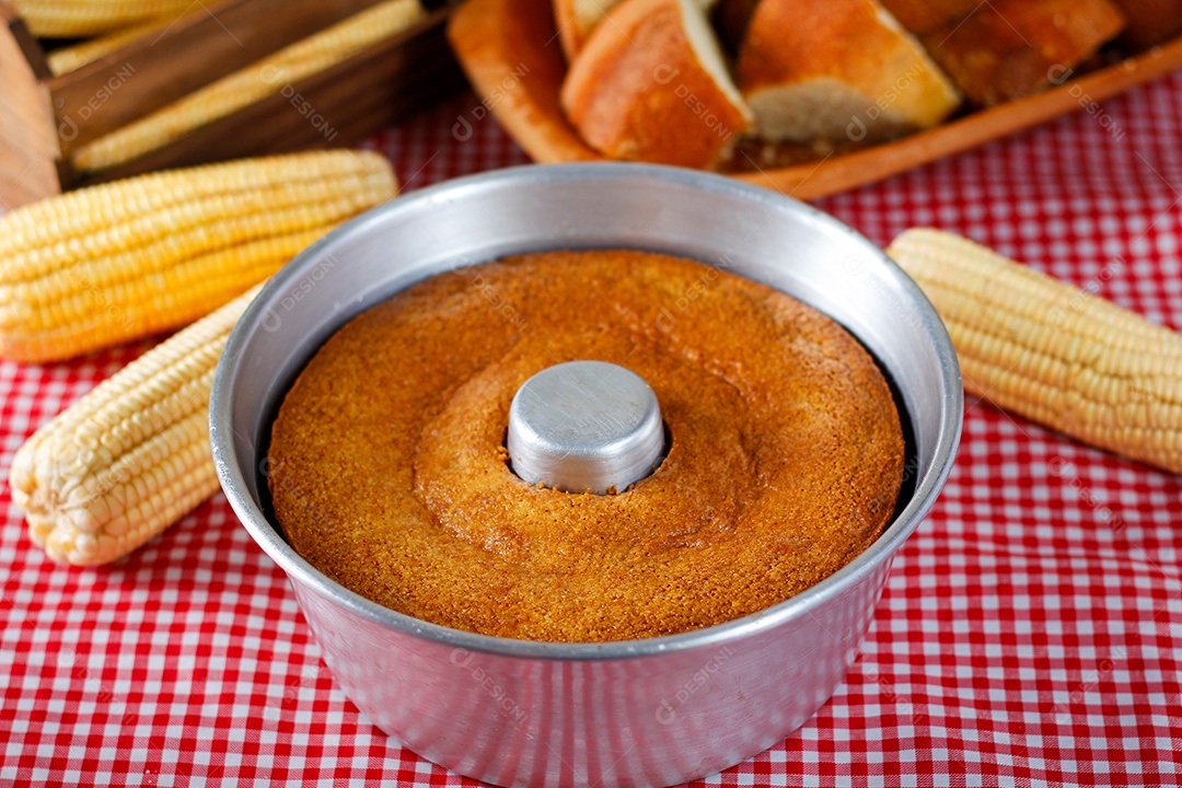 Bolo de milho caseiro sobre uma mesa