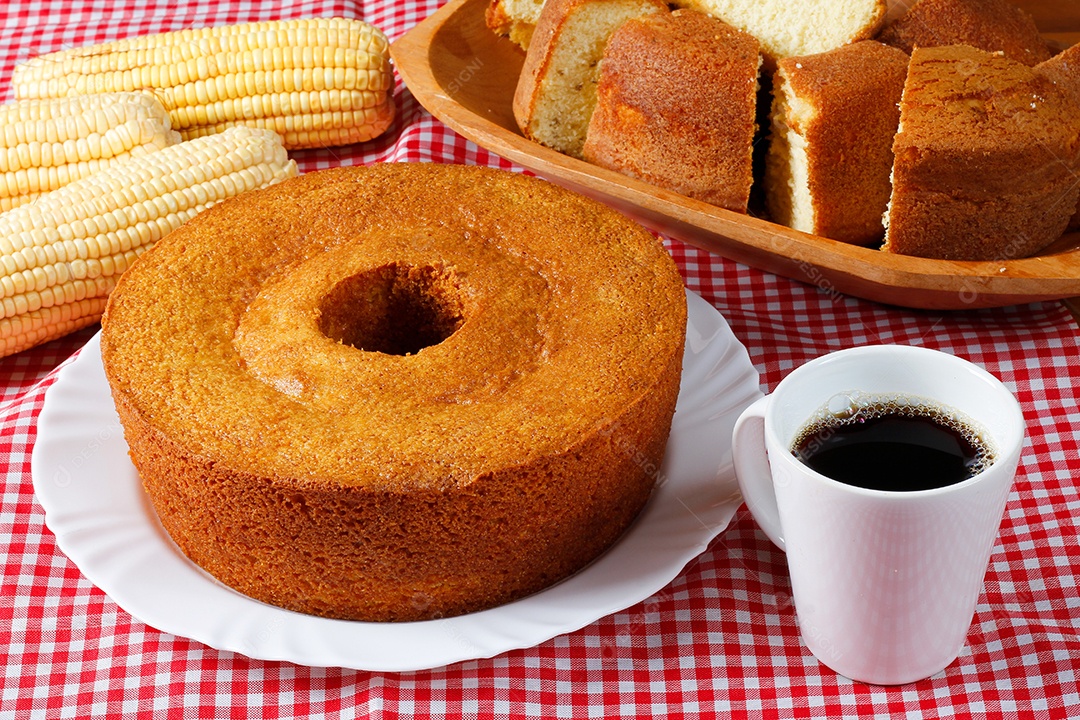 Bolo de milho caseiro com café sobre uma mesa