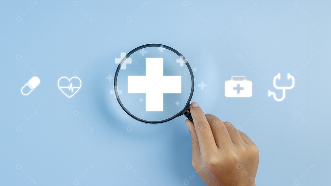 Lupa com ícones positivos e médicos cuidados de saúde