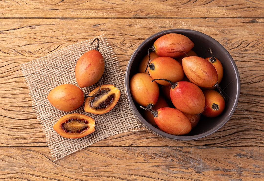 Tigela com tamarillos ou tomates de árvore